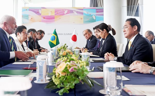 首脳会談に臨むブラジルのルラ大統領（左）と岸田首相（20日午前、広島市南区）