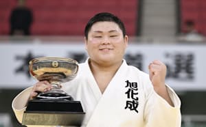 柔道の全日本選手権で初優勝し、笑顔で天皇杯を手にする中野寛太（29日、日本武道館）=共同