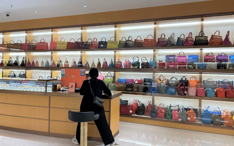 高級ブランドの中古品を専門に扱う店舗(4月下旬、広東省広州市)