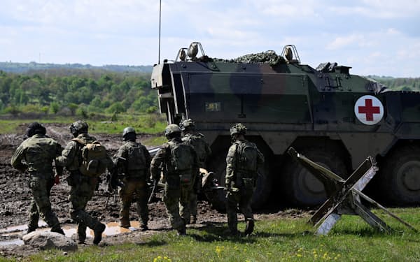 4月下旬にスロバキアで実施されたNATOの合同演習。世界の軍事費はインフレ調整後の実質ベースで約7%増加した=ロイター