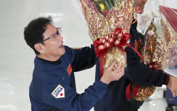 WBC優勝後に帰国し、花束を受け取る栗山英樹さん（2023年3月、成田空港）