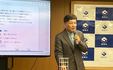 静岡市の清水庁舎の地震被害想定について模型を使い説明する難波喬司市長(4月30日)