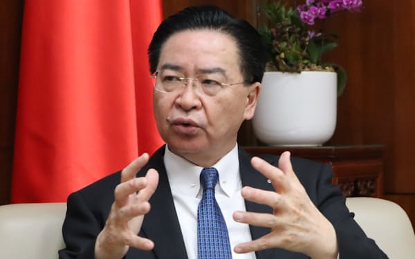 単独インタビューに答える台湾の呉釗燮・外交部長（30日、台北市）