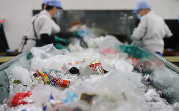資源とごみに選別されるプラスチックごみ（名古屋市港区）