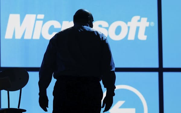 米マイクロソフトのスティーブ・バルマー氏は2013年、CEOを退任する考えを唐突に表明した。企業はこうした突然のトップ交代を避けようとしている=ロイター