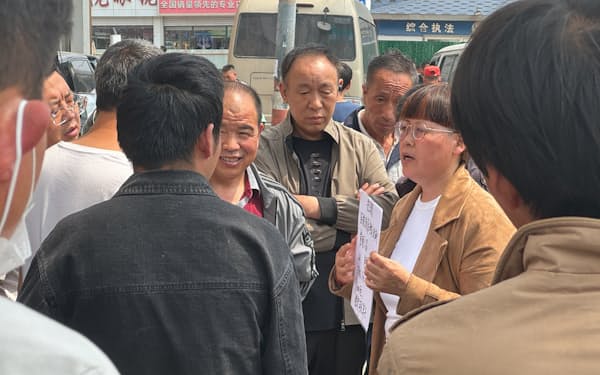 日雇いや臨時工の仲介業者が集まる馬駒橋では高齢の出稼ぎ労働者の姿が目立つ（4月下旬、北京市郊外）