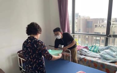 中国上海市で介護ベッドを納品するヤマシタの現地法人スタッフ
