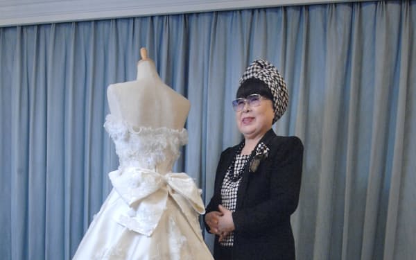 ウエディングドレスをデザインした桂由美さん（2007年、東京都港区）