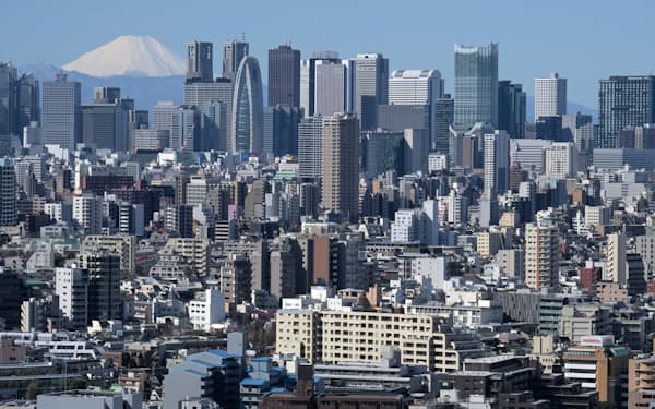 多くのビルやマンションなどが立ち並ぶ東京都心。奥は新宿の高層ビル群