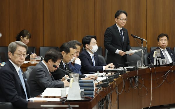 衆院政治改革特別委の初会合で意見表明する自民党の大野敬太郎氏（右から2人目）=26日