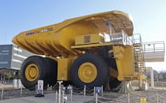 JR小松駅前に展示されている、重機メーカー「コマツ」が手がけた高さ約7メートル、重量約200トンの超大型ダンプトラック=石川県小松市（こまつの杜わくわくコマツ館提供）