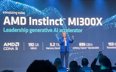 AMDのリサ・スーCEOはAI半導体でエヌビディアを追い上げようとしている（2023年の製品発表会）=ロイター