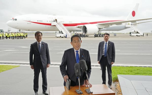 フランスへの出発を前に、羽田空港で取材に応じる岸田首相（1日午前、羽田空港）=共同