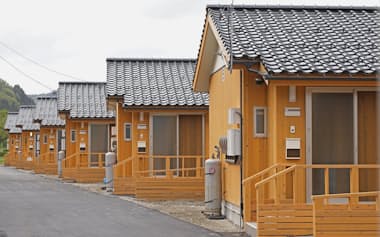 石川県輪島市に完成した木造の仮設住宅（1日午前）=共同