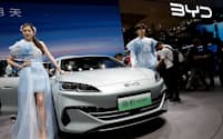 新エネ車世界最大手のBYDも最新のEVを披露した（4月25日、北京市）＝ロイター