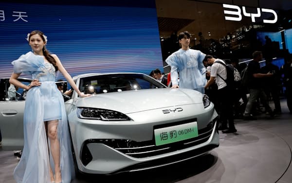 新エネ車世界最大手のBYDも最新のEVを披露した（4月25日、北京市）=ロイター