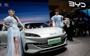 新エネ車世界最大手のBYDも最新のEVを披露した(4月25日、北京市)=ロイター