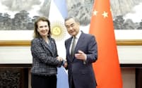 握手するアルゼンチンのモンディノ外相㊧と中国の王毅外相＝中国外務省ホームーページから