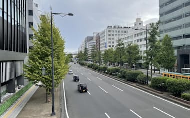 新潟駅前の東大通。車道と歩道の一部に休憩できる場所を整備する（27日、写真奥が新潟駅）