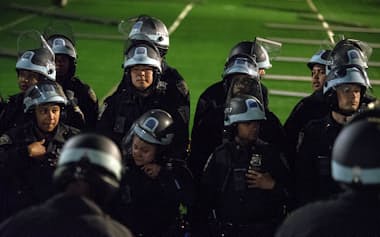 4月30日、コロンビア大のデモ隊近くに集まる警官隊=AP