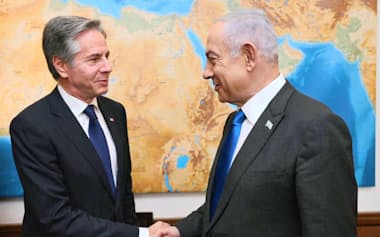 1日、イスラエルのネタニヤフ首相㊨と握手するブリンケン米国務長官（エルサレム）=イスラエル政府提供・共同