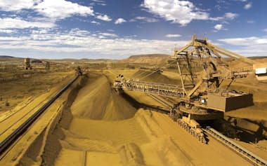 25年3月期は資源価格下落で15%減益を見込む（写真は三井物産が権益を持つオーストラリアの鉄鉱石鉱山）