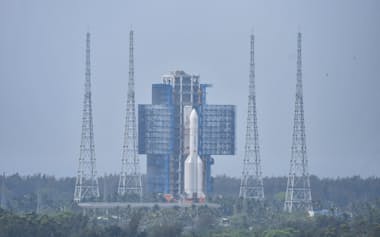 月探査機「嫦娥6号」を搭載した「長征5号遙8」ロケット（4月27日、中国海南省）=ロイター