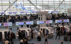 羽田空港第2ターミナルの国際線乗り場はコロナ禍が空けて初のGWだった（27日、東京都大田区）