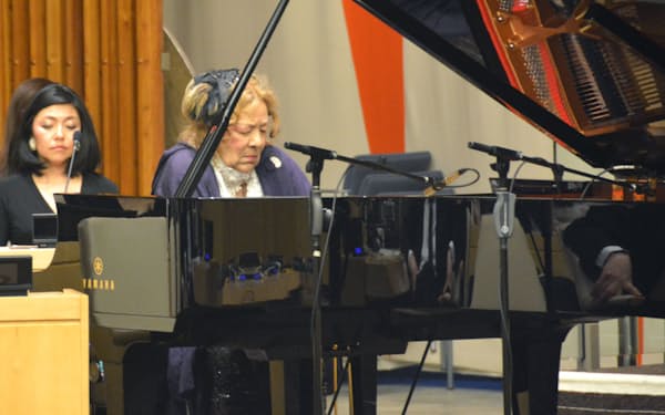 ニューヨークの国連本部でピアノを弾くフジコ・ヘミングさん（2016年1月）=共同