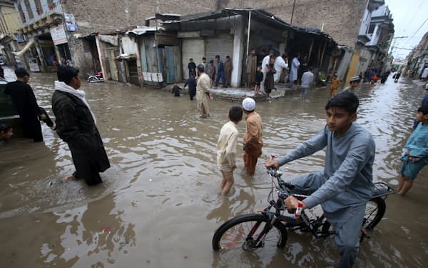 パキスタンではここ数週間に例年以上の降雨があった=AP