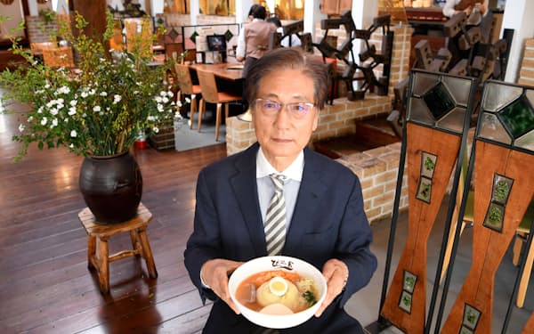 1948年神戸市生まれ。在日韓国・朝鮮人2世。幼少期に一家で岩手県に移る。富士短大（東京・新宿、現在は廃止）卒。金融機関勤務などの後、80年から父が創業した家業の中原商店（盛岡市）を手伝う。86年社長。