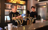 隣接する醸造所で製造したビールを楽しめる（1日、札幌市）