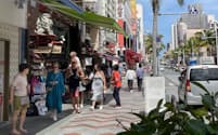 沖縄では外国人観光客の姿も増えてきた（那覇市）