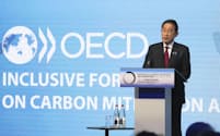 OECD閣僚理事会の関連会合「炭素緩和アプローチに関する包摂的フォーラム」閣僚対話で、演説する岸田首相（2日、パリ）＝共同