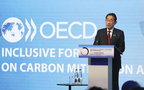 OECD閣僚理事会の関連会合「炭素緩和アプローチに関する包摂的フォーラム」閣僚対話で、演説する岸田首相（2日、パリ）=共同