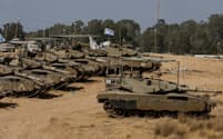 ガザとの境界付近で待機するイスラエルの軍事車両（4月30日）＝ロイター