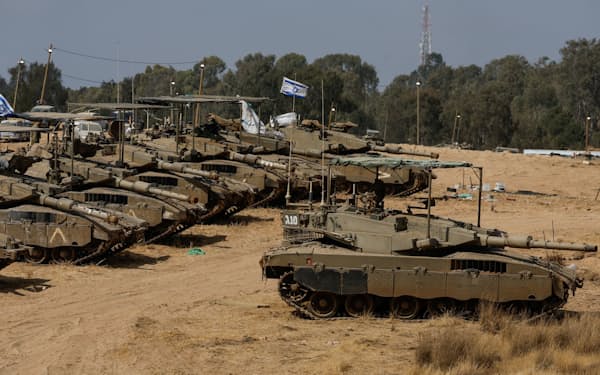 ガザとの境界付近で待機するイスラエルの軍事車両（4月30日）=ロイター