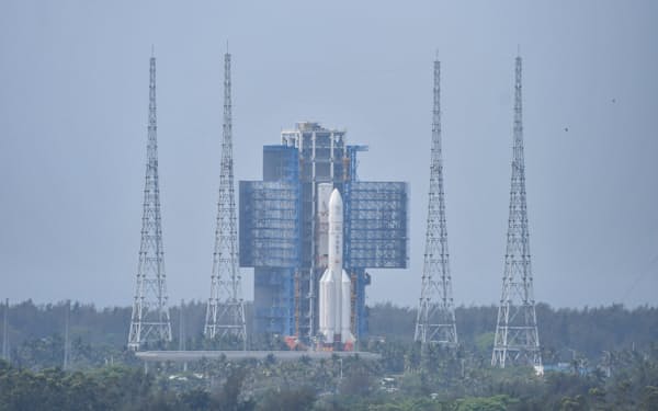 中国海南省の発射場で打ち上げを待つ、大型ロケット「長征5号」と無人月面探査機「嫦娥6号」（4月27日）=ロイター