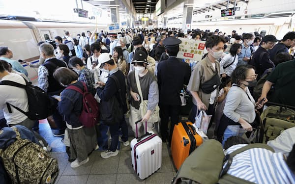 ゴールデンウイーク後半の4連休初日を迎え、混雑するJR東京駅の新幹線ホーム（3日午前）=共同