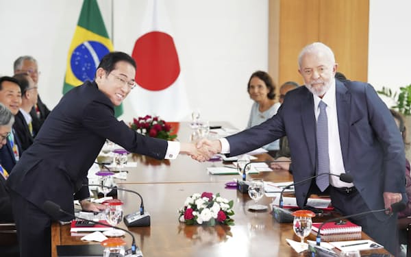 会談の冒頭、ブラジルのルラ大統領（右）と握手する岸田首相（3日、ブラジリア）=共同