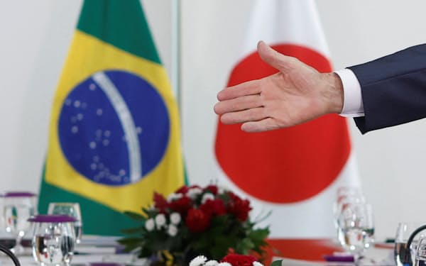 Brazil's President Luiz Inacio Lula da Silva extends his hand to Japan's Prime Minister Fumio Kishida during a meeting at the Planalto Palace in Brasilia, Brazil, May 3, 2024. REUTERS/Adriano Machado
