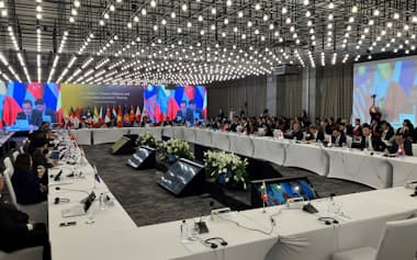 日中韓と東南アジア諸国連合（ASEAN）は財務相・中央銀行総裁会議を開いた（3日、ジョージアの首都トビリシ）