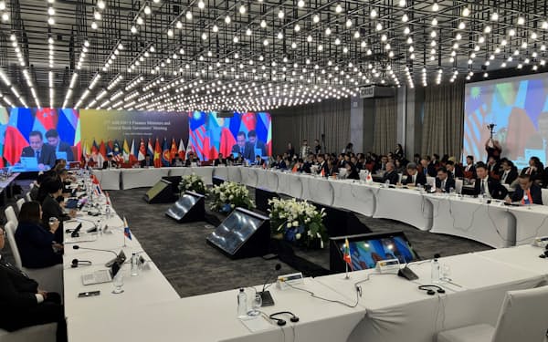 日中韓と東南アジア諸国連合（ASEAN）は財務相・中央銀行総裁会議を開いた（3日、ジョージアの首都トビリシ）