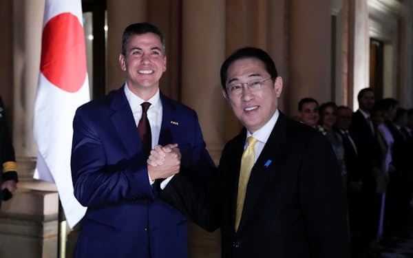 岸田首相はパラグアイのペニャ大統領と会談した=AP
