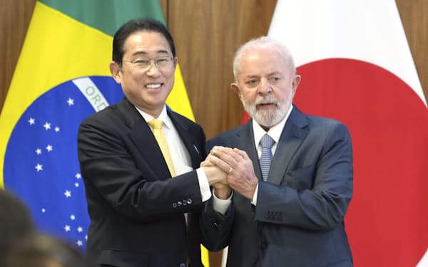 共同記者発表を終え、ブラジルのルラ大統領（右）と握手する岸田首相（3日、ブラジリア）=共同