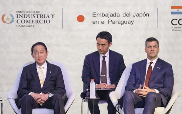 ビジネスフォーラムに出席した岸田首相。右はパラグアイのペニャ大統領=3日、アスンシオン（共同）
