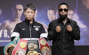 記者会見後、撮影に応じるボクシングの世界スーパーバンタム級4団体統一王者の井上尚弥（左）と挑戦者のルイス・ネリ（4日、横浜市）=共同