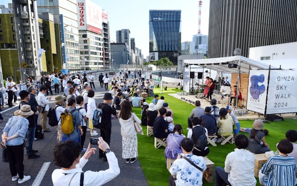 「東京高速道路」（KK線）を歩行者空間として開放するイベント「GINZA SKY WALK 2024」を楽しむ人たち（4日）=目良友樹撮影