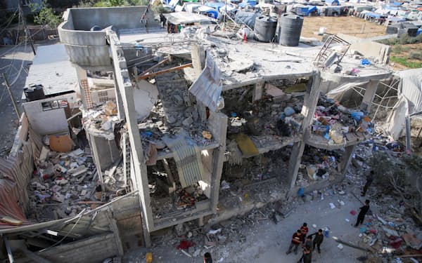 3日、イスラエルの攻撃で破壊されたパレスチナ自治区ガザ最南部ラファの住宅=ロイター