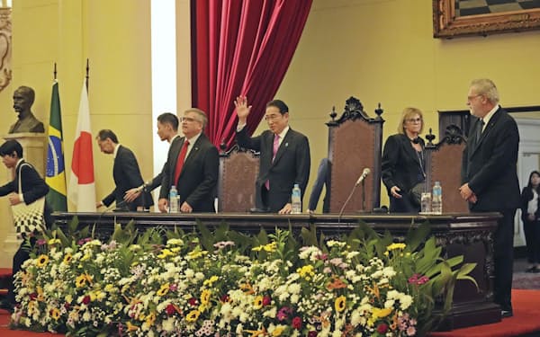 中南米政策をテーマに演説するため、会場を訪れた岸田首相（中央）=4日、ブラジル・サンパウロ（共同）